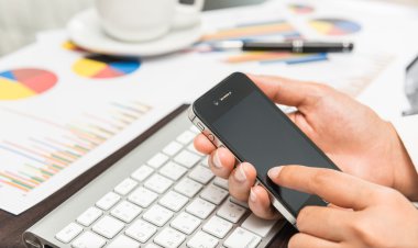 lider iş ekibi smartphone ile irtibata 