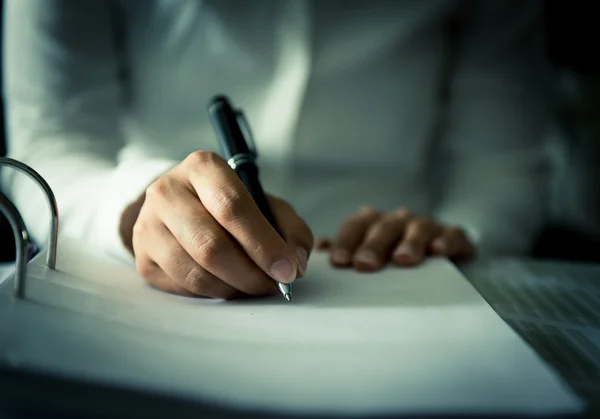 Un plano cercano de una mano humana escribiendo algo en el papel — Foto de Stock