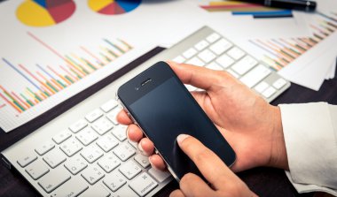 lider iş ekibi smartphone ile irtibata 