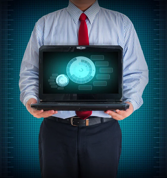 Uomo d'affari in possesso di un computer portatile che mostra grafico aziendale — Foto Stock