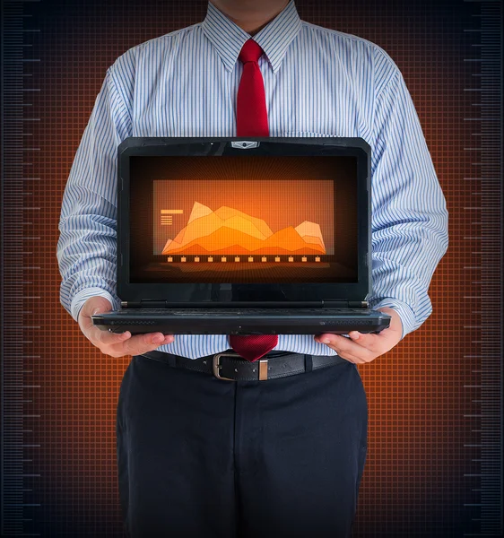 Hombre de negocios sosteniendo un ordenador portátil que muestra gráfico de negocios — Foto de Stock