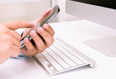 smartphone ve klavye bilgisayar el ile iş takım