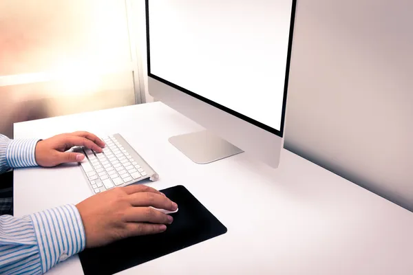 Hombre de negocios, manos masculinas, usando la computadora —  Fotos de Stock