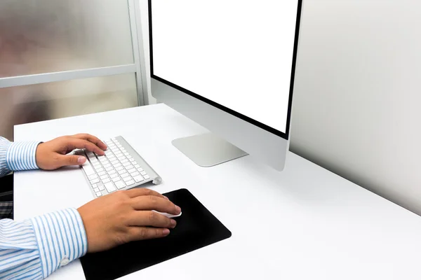 Homem de negócios, mãos masculinas, usando o computador — Fotografia de Stock