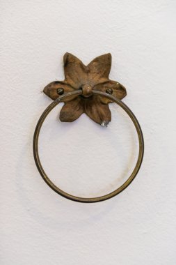 Duvardaki eski paslı kapı mandalı