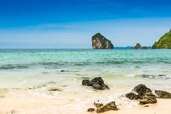 Stenar på stranden i tropiska havet på talay White krabi — Stockfoto