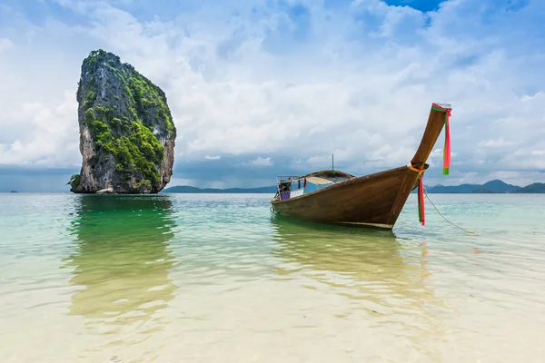 Thajské čluny a mezník v po-da island, provincie krabi — Stock fotografie