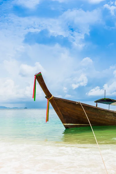 Barco en la hermosa playa — Foto de Stock