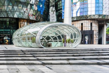Singapur - 18 Haziran: ION orchard alışveriş merkezi onju gün görünümü
