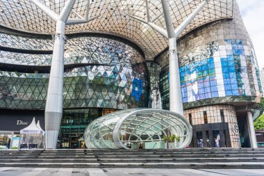 Singapur - 18 Haziran: ION orchard alışveriş merkezi onju gün görünümü