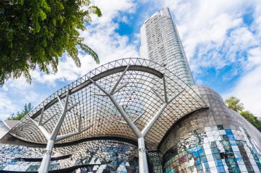 Singapur - 18 Haziran: ION orchard alışveriş merkezi onju gün görünümü