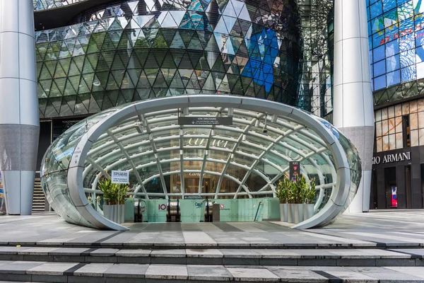 SINGAPORE - 18 GIUGNO: Vista giornaliera del centro commerciale ION Orchard suJU — Foto Stock