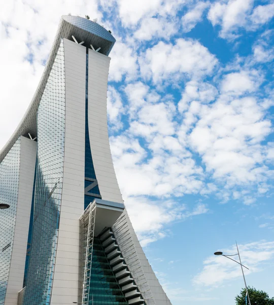 SINGAPORE - JUNE 18, 2014: Marina Bay Sands. The iconic design h — Stock Photo, Image