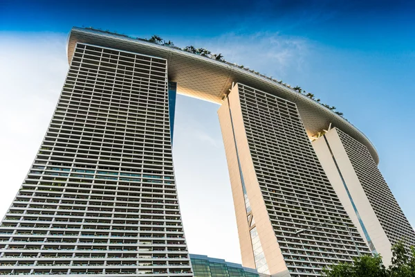 SINGAPORE - JUNE 19, 2014: Marina Bay Sands. The iconic design h — Stock Photo, Image