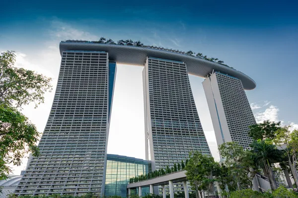 SINGAPORE - JUNE 19, 2014: Marina Bay Sands. The iconic design h — Stock Photo, Image