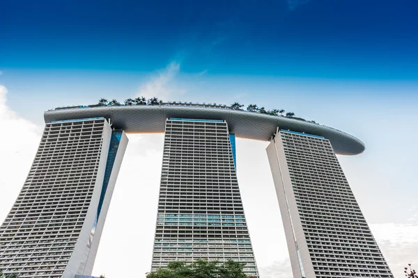 SINGAPORE - JUNE 19, 2014: Marina Bay Sands. The iconic design h — Stock Photo, Image