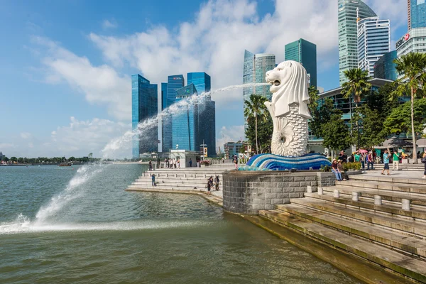 SINGAPORE - 20 GIUGNO 2014: Singapore punto di riferimento Merlion — Foto Stock