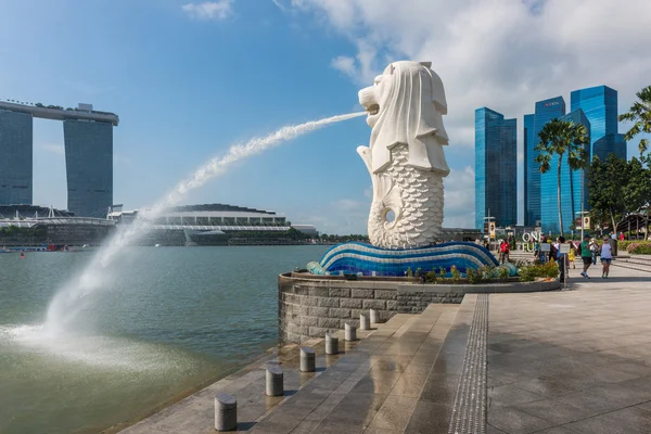 SINGAPORE - 20 GIUGNO 2014: Singapore punto di riferimento Merlion — Foto Stock