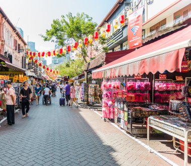 Singapur - 20 Haziran: j üzerinde chinatown bölgesinin hareketli sokak