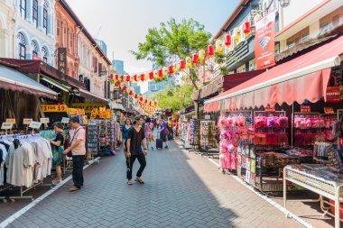 Singapur - 20 Haziran: j üzerinde chinatown bölgesinin hareketli sokak