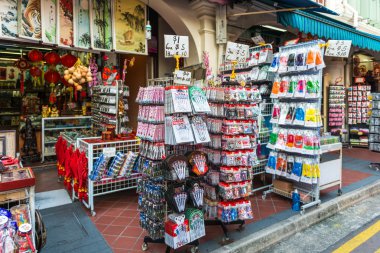 Singapur - 20 Haziran: j üzerinde chinatown bölgesinin hareketli sokak