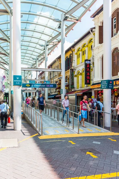 SINGAPORE - JUNE 20: Tourist shopping in Chinatown (Niu Che Shui — Stock Photo, Image