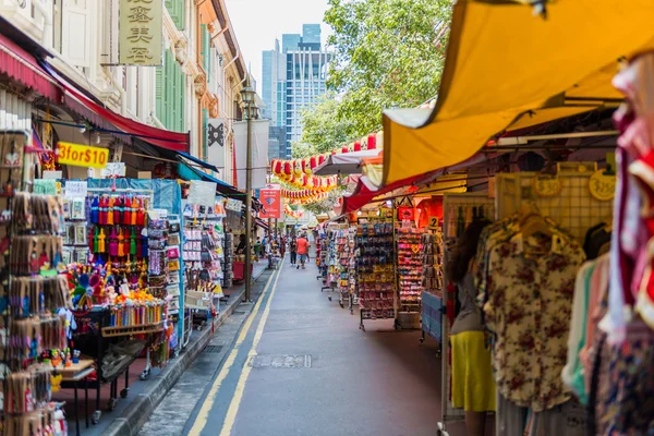 SINGAPORE - JUNE 20 : Bustling street of Chinatown district on J — Stock Photo, Image