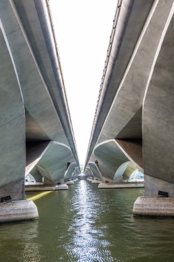 Esplanade Köprüsü altında Singapur göster