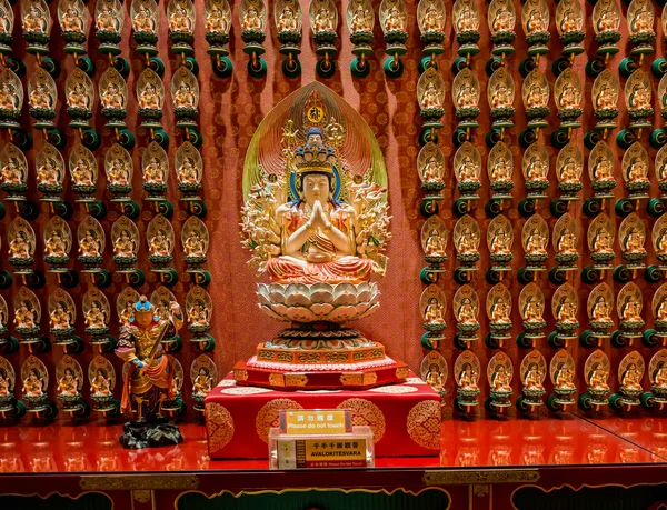 A estátua de Buda no templo chinês da relíquia do dente de Buda — Fotografia de Stock