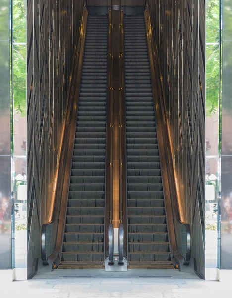 Par de escadas rolantes modernas ao ar livre — Fotografia de Stock