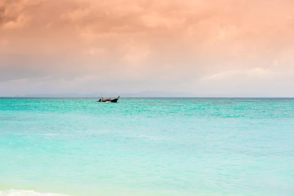 Blauwe zee en blauwe lucht — Stockfoto