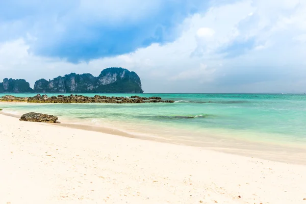 Rochers sur la plage dans la mer tropicale à l'île de Bamboo Krabi Provin — Photo