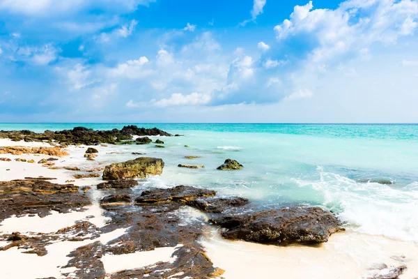 Скалы на пляже в Тропическом море на острове Бамбук Краби Провин — стоковое фото