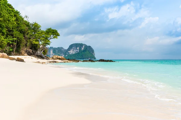 Playa en el mar tropical en la isla de Bambú Provincia de Krabi — Foto de Stock
