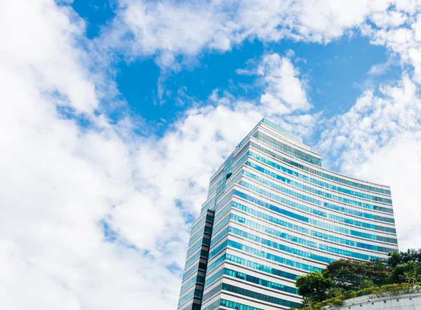 Construção de negócios contra o céu azul — Fotografia de Stock