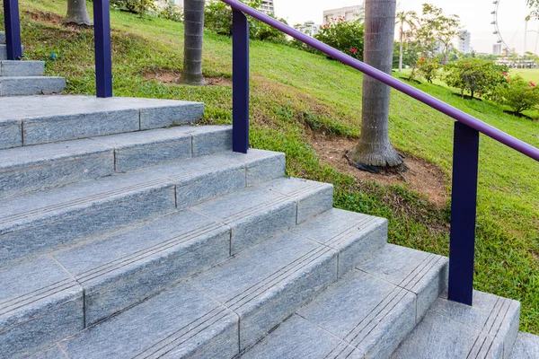 Escalera en el jardín — Foto de Stock