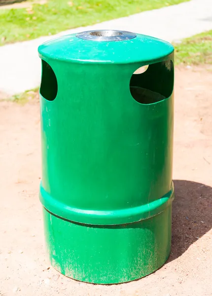 Зеленый мусорный бак и пепельница — стоковое фото