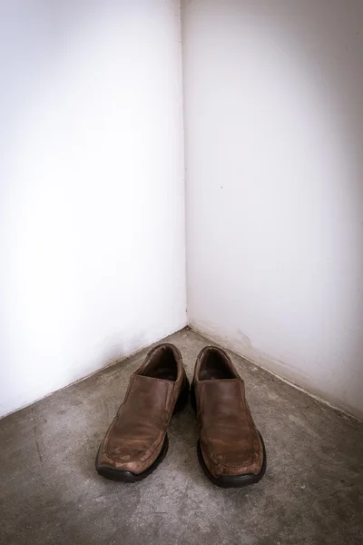Closeup bruin lederen schoenen in hoek — Stockfoto