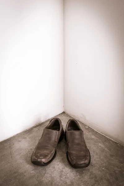 Closeup hnědé kožené boty v rohu — Stock fotografie