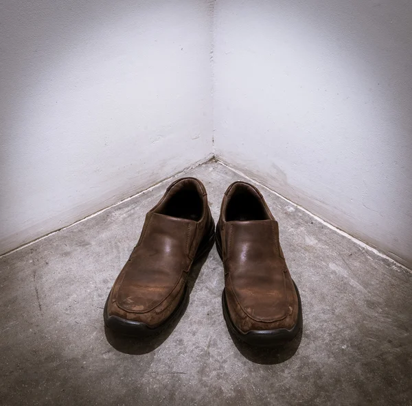 Primeros planos Zapatos de cuero marrón en esquina —  Fotos de Stock