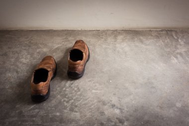 duvarın içinde closeup kahverengi deri ayakkabı yürümek