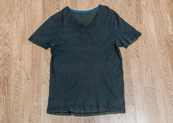 T-shirt gris sur fond bois — Photo