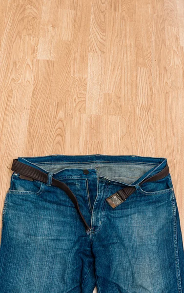 Dettaglio di bei jeans blu con cintura — Foto Stock