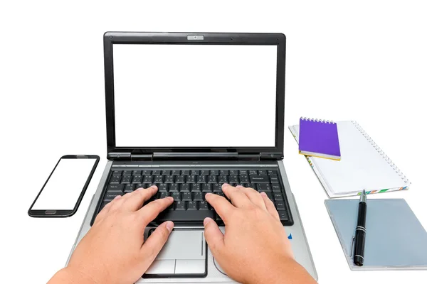 Man hand op laptop toetsenbord — Stockfoto