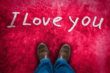 aşk kavramı ile kahverengi deri ayakkabı 