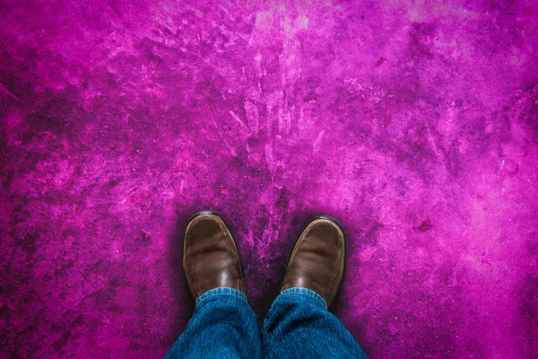 Perna de homem com sapatos de couro marrom — Fotografia de Stock