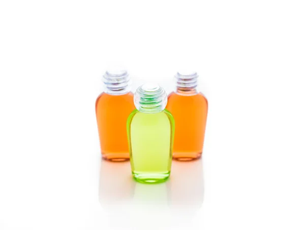 シャンプー、ゲル、石鹸のオレンジ色と緑色のボトル — ストック写真