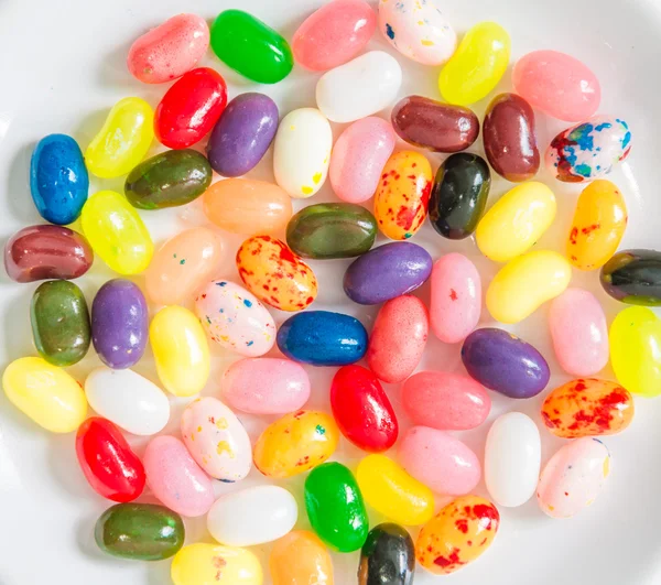 Caramelo colorido en plato blanco —  Fotos de Stock