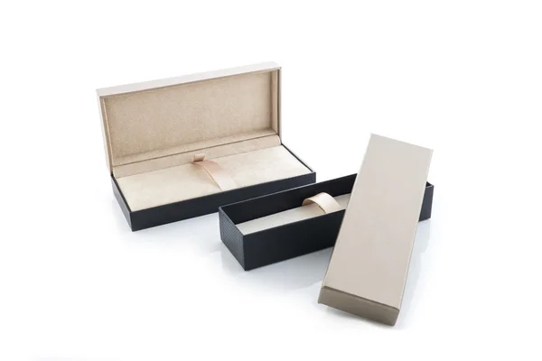 Caja de regalo negro y marrón abierta aislada — Foto de Stock