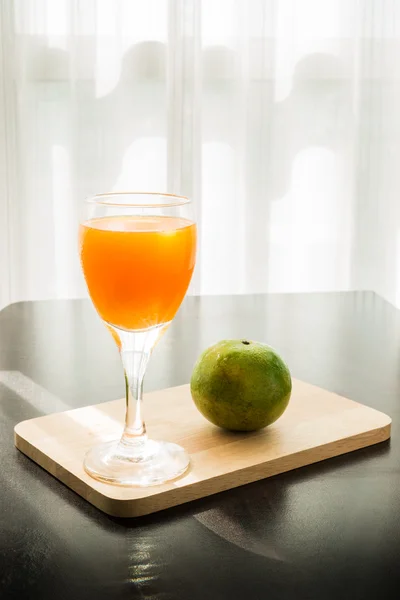 Glas frisch gepresster Orangensaft mit Orange — Stockfoto